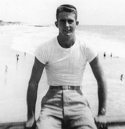soldat américain en t-shirt sur une plage de bretagne à la fin de la deuxiéme guerre mondiale -l'histoire du t-shirt