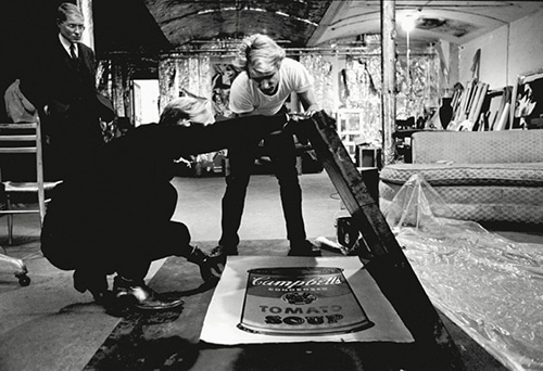 photo d'Andy Warhol avec son assistant
